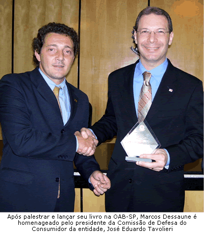 Foto de Marcos Dessaune homenageado pelo presidente da Comiss�o de Defesa do Consumidor da OAB/SP, Jos� Eduardo Tavolieri, ap�s palestrar na entidade